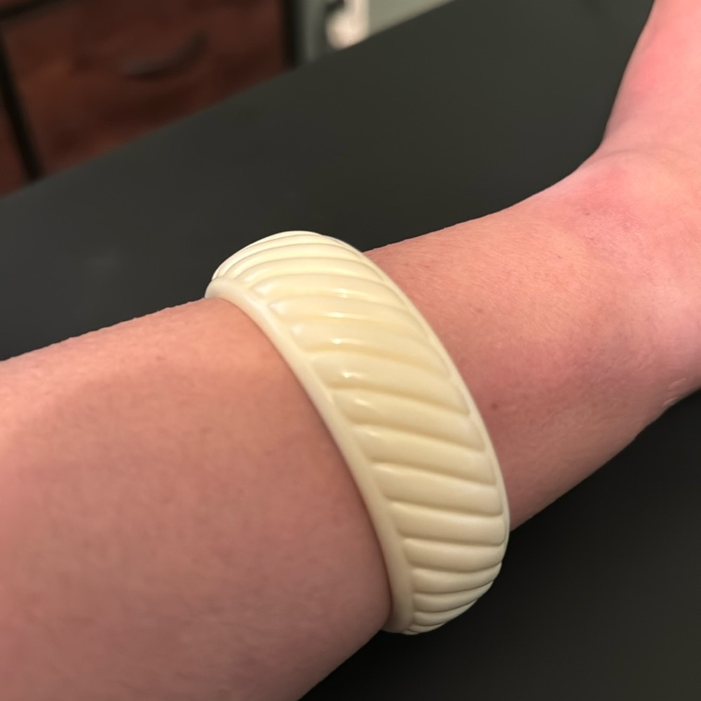 Vintage Plastic Bangle Bracelet, White, Scalloped, Genuine Lucite, Retro, Boho